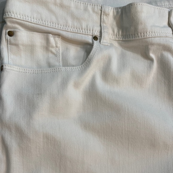 Chico’s Platinum Mid Rise Cropped White Jeans Chico’s Size 3 (US Size 16) - Picture 6 of 7